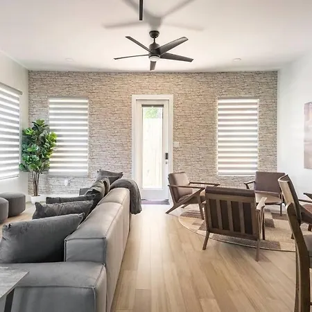 4 Bedroom 3 Bath Downtown Group Getaway Sleeps 10, Pet Friendly, Private Patio, Walk To Riverwalk, Alamo Dome & Southtown